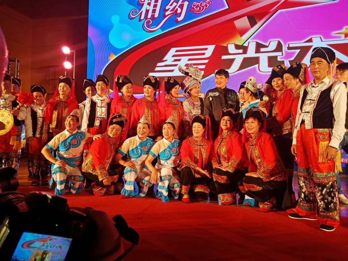 霓裳演出民族服裝助力光明合唱團(tuán)奪得星光大道金獎